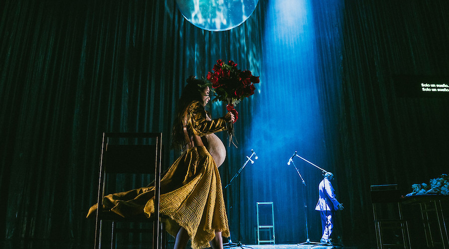 Calígula morreu. Eu não